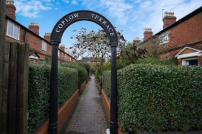 CAPEHILLS HOUSE,3 bedrooms house with 6 beds, 2x double beds, 3x singles beds,1 sofa bed, sleeps 6-8 people